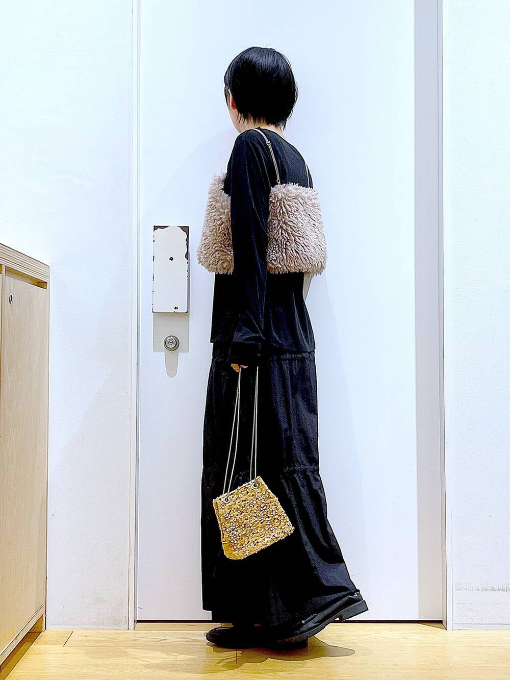 ブラウン系のベスト、ベージュ系のショルダーバッグ、ブラック系のTシャツ/カットソーを着用したレディースの秋コーディネートの3枚目の写真