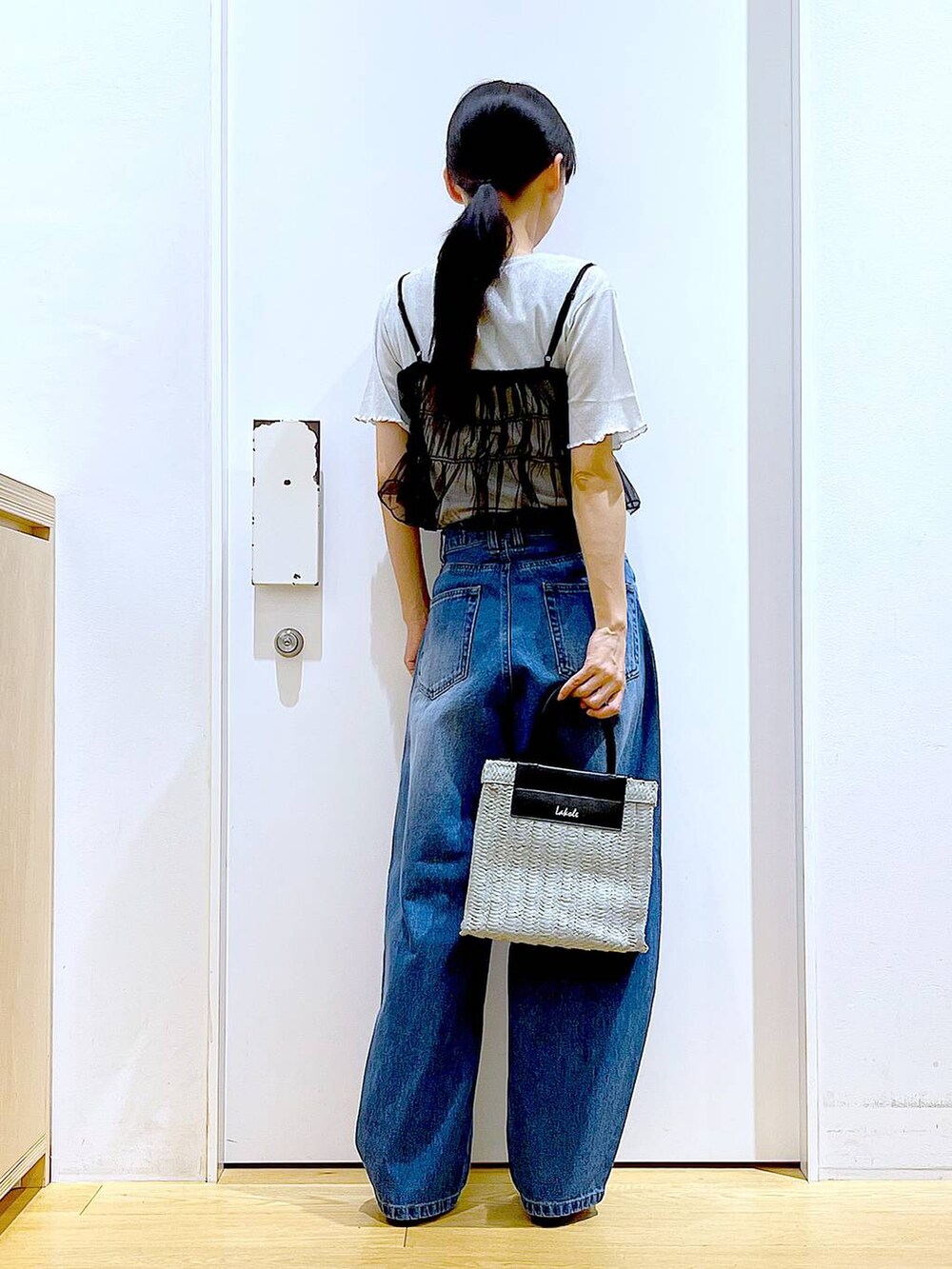 ブルー系のデニムパンツ、その他のパンプス、グレー系のショルダーバッグを着用したレディースの夏コーディネートの5枚目の写真