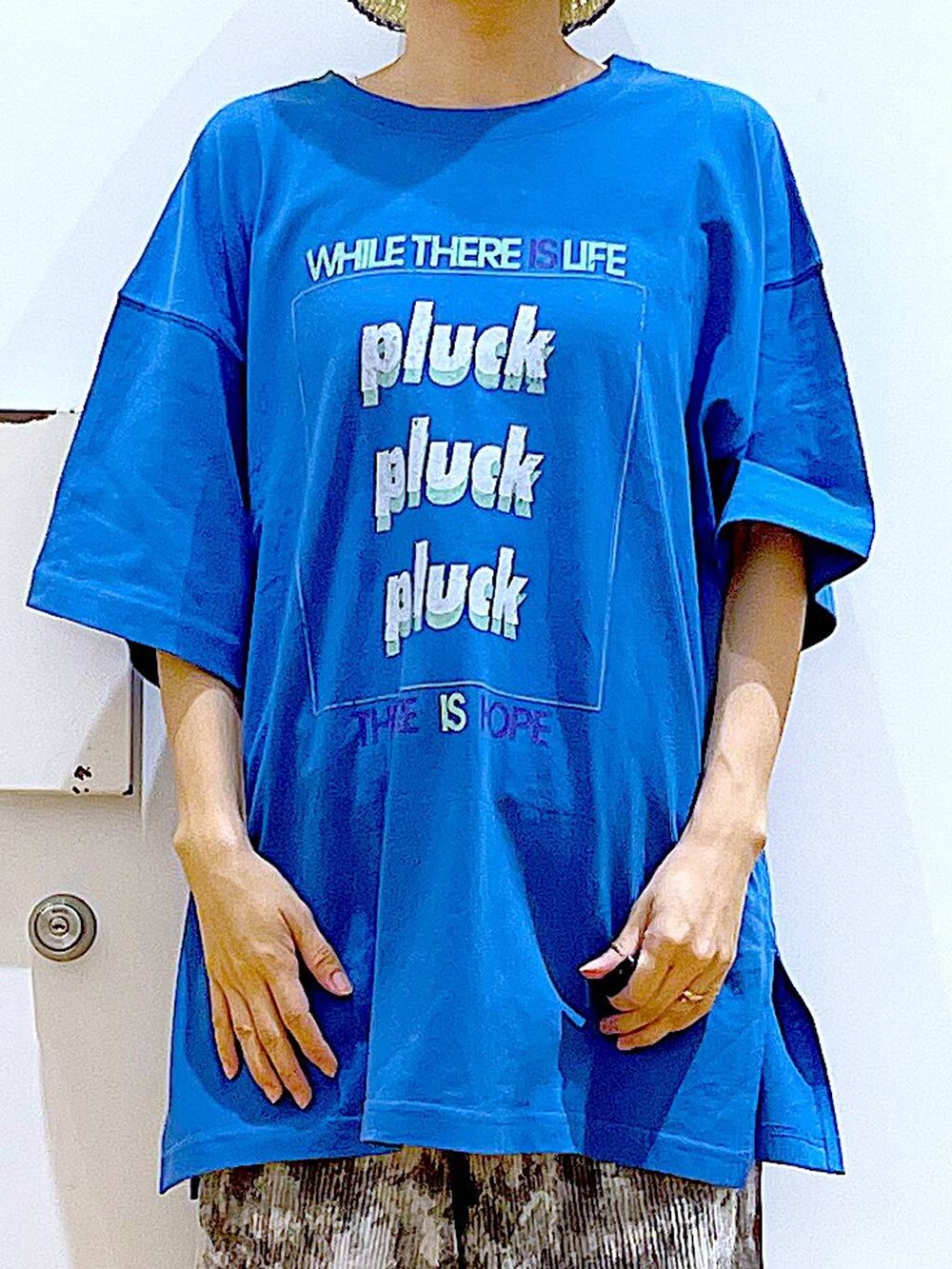 ブラック系のパンプス、グレー系のその他パンツ、ブルー系のTシャツ/カットソーを着用したレディースの春コーディネートの7枚目の写真