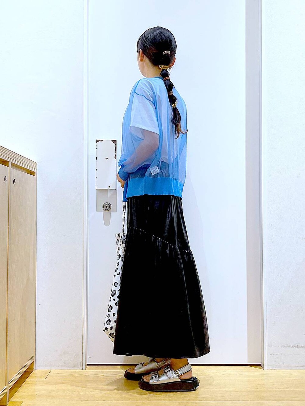 シルバー系のサンダル、ブルー系のカーディガン/ボレロ、ホワイト系のトートバッグを着用したレディースの夏コーディネートの3枚目の写真