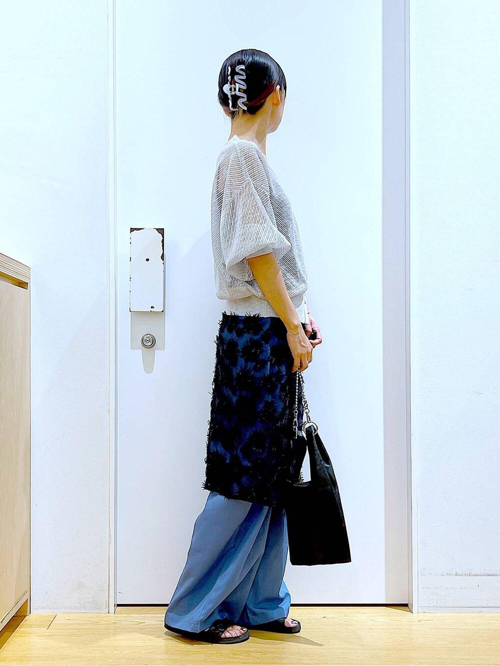 ブラック系のショルダーバッグ、グレー系のカーディガン/ボレロ、ブルー系のその他パンツを着用したレディースの夏コーディネートの4枚目の写真