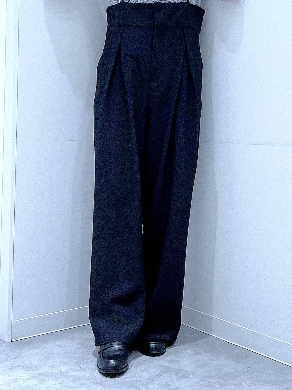 ブラック系のショルダーバッグ、ブラック系のローファー、ブラック系のサロペット/オーバーオールを着用したレディースの冬コーディネートの8枚目の写真