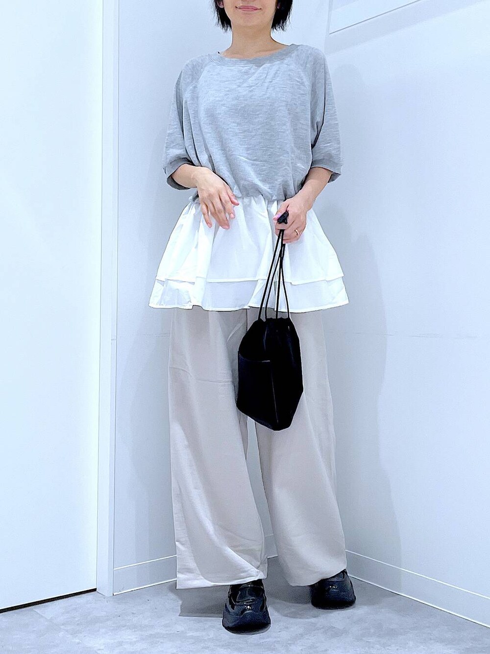 ベージュ系のその他パンツ、ブラック系のローファー、ブラック系のショルダーバッグを着用したレディースの秋コーディネートの6枚目の写真