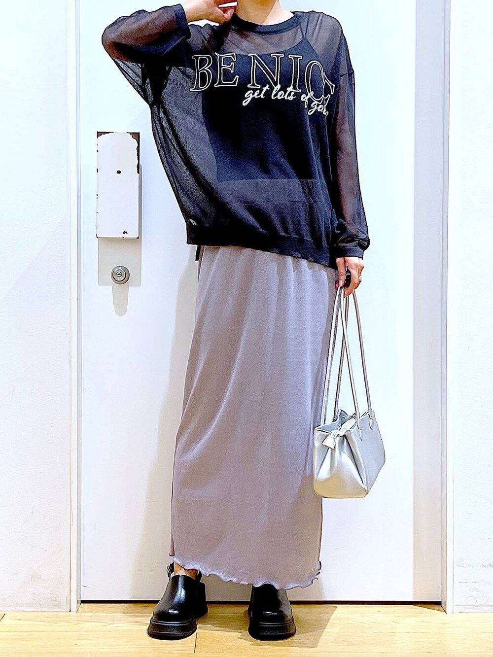 パープル系のスカート、ブラック系のサンダル、グレー系のニット/セーターを着用したレディースの春コーディネートの6枚目の写真