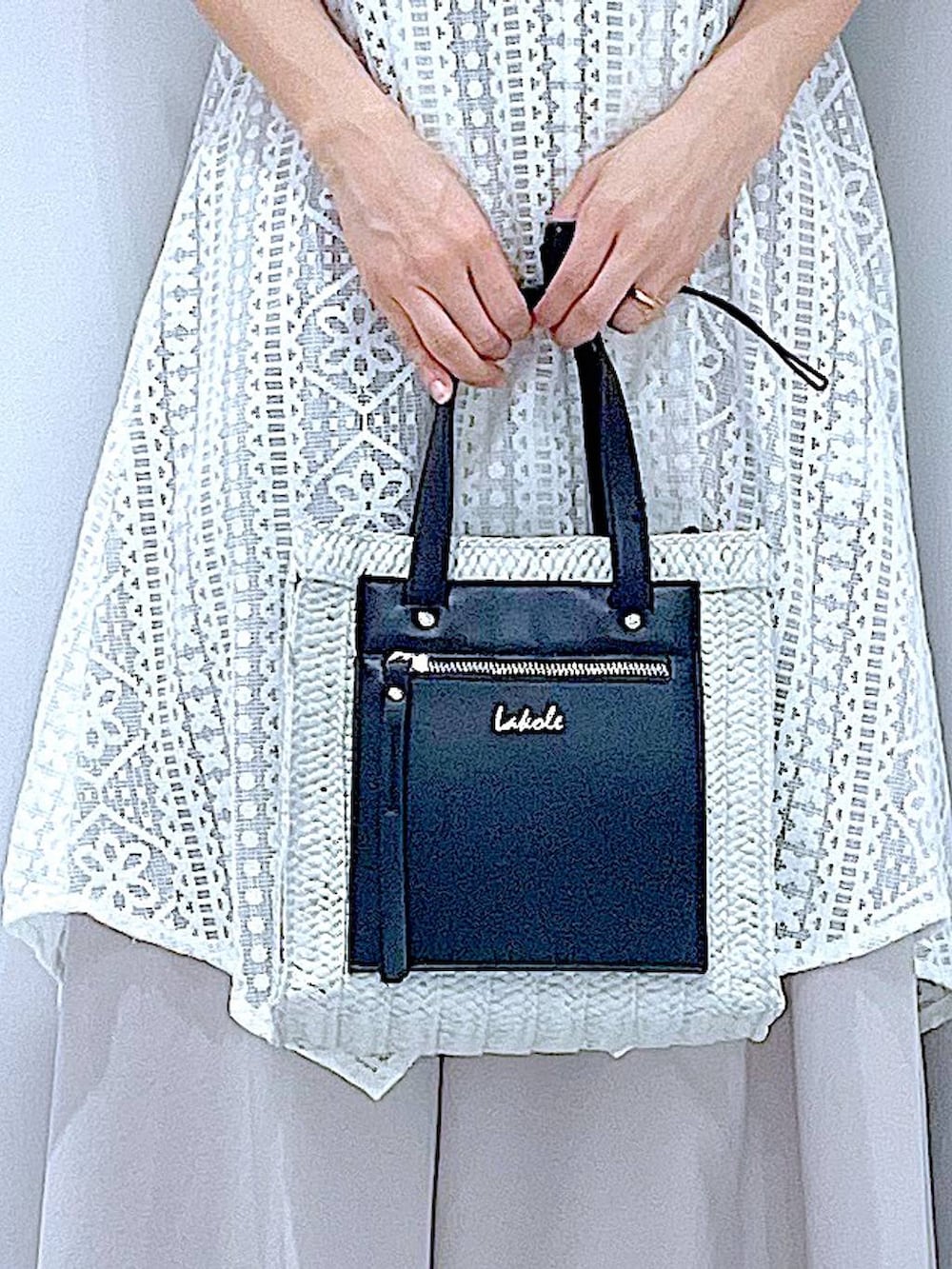 ホワイト系のショルダーバッグ、ホワイト系のサンダル、ブラック系のTシャツ/カットソーを着用したレディースの夏コーディネートの9枚目の写真