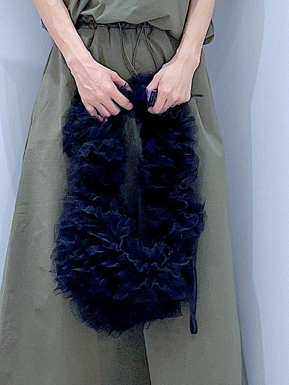 ブラック系のショルダーバッグ、シルバー系のサンダル、グリーン系のTシャツ/カットソーを着用したレディースの夏コーディネートの9枚目の写真