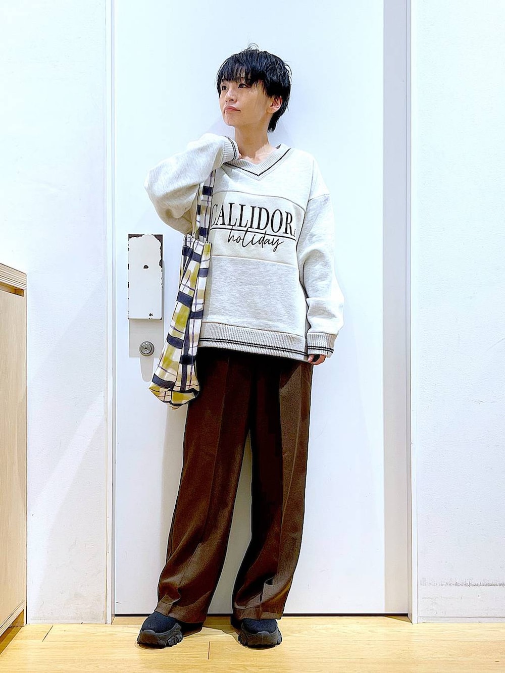 ブラック系のブーツ、その他のトートバッグ、ブラウン系のその他パンツを着用したレディースの冬コーディネートの2枚目の写真