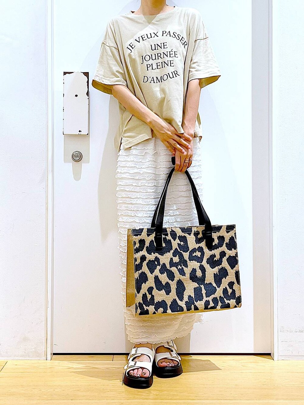 ホワイト系のサンダル、その他のトートバッグ、ホワイト系のスカートを着用したレディースの夏コーディネートの6枚目の写真