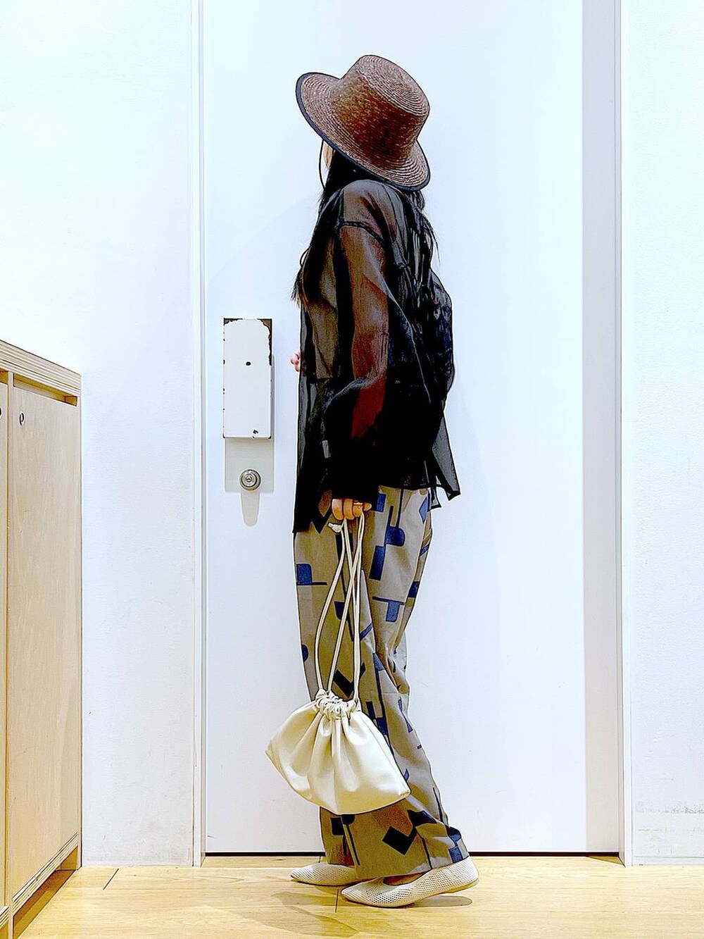 グレー系のその他パンツ、ブラック系のシャツ/ブラウス、ベージュ系のショルダーバッグを着用したレディースの春コーディネートの3枚目の写真