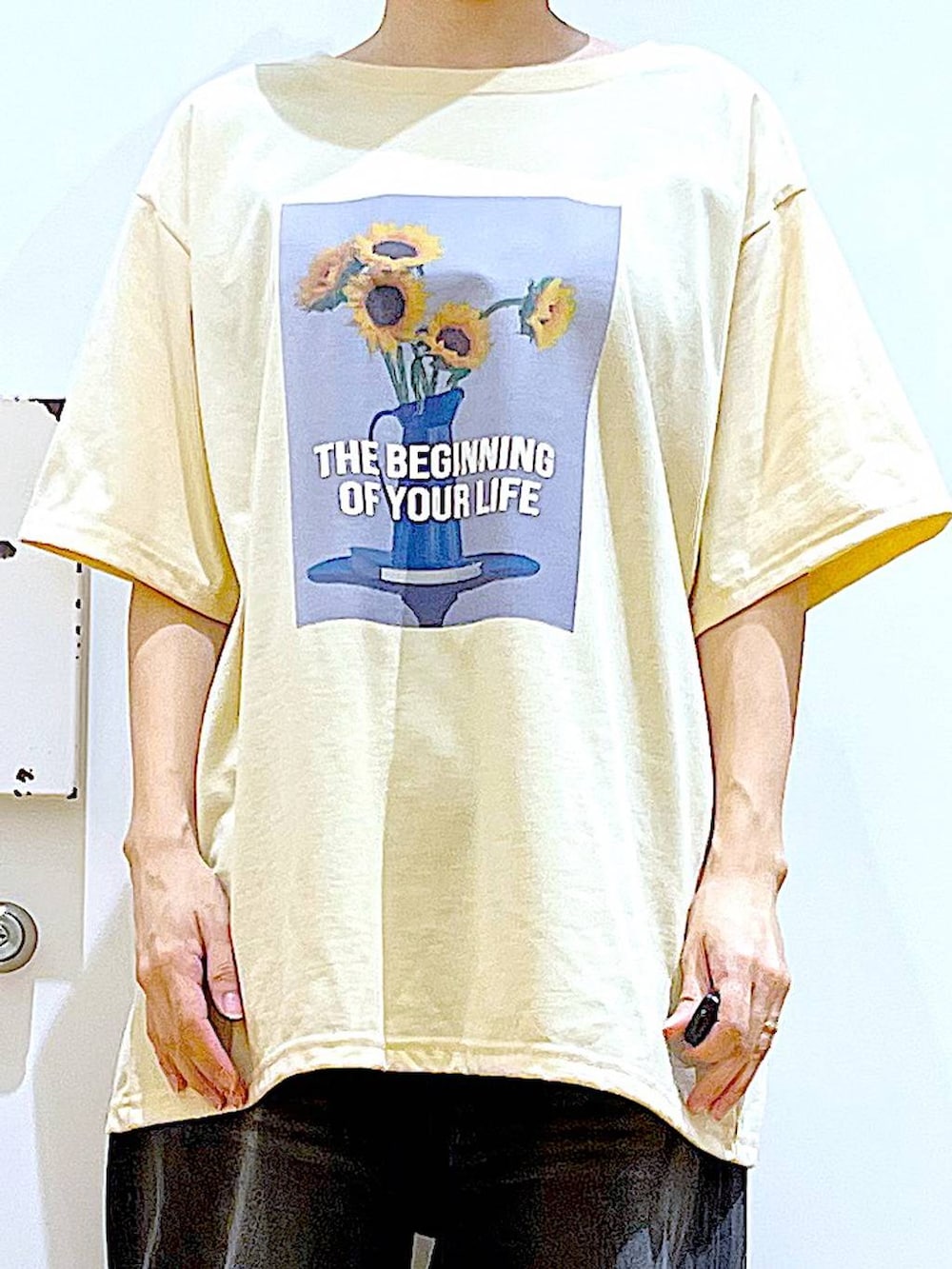 「リラックス、若見え、ゆったり、休日コーデ、骨格ウェーブ、LAKOLE、デニムパンツ、カジュアルコーデ、Tシャツ、巾着バッグ、ショルダーバッグ、おでかけ、ハット、夏コーデ、シンプルコーデ」｜「LAKOLEのカーブデニムパンツ / 134482（デニムパンツ、ブラック系）」を使った、あおき@LAKOLE海老名さん（レディース・156cm）の夏コーディネートの7枚目の写真