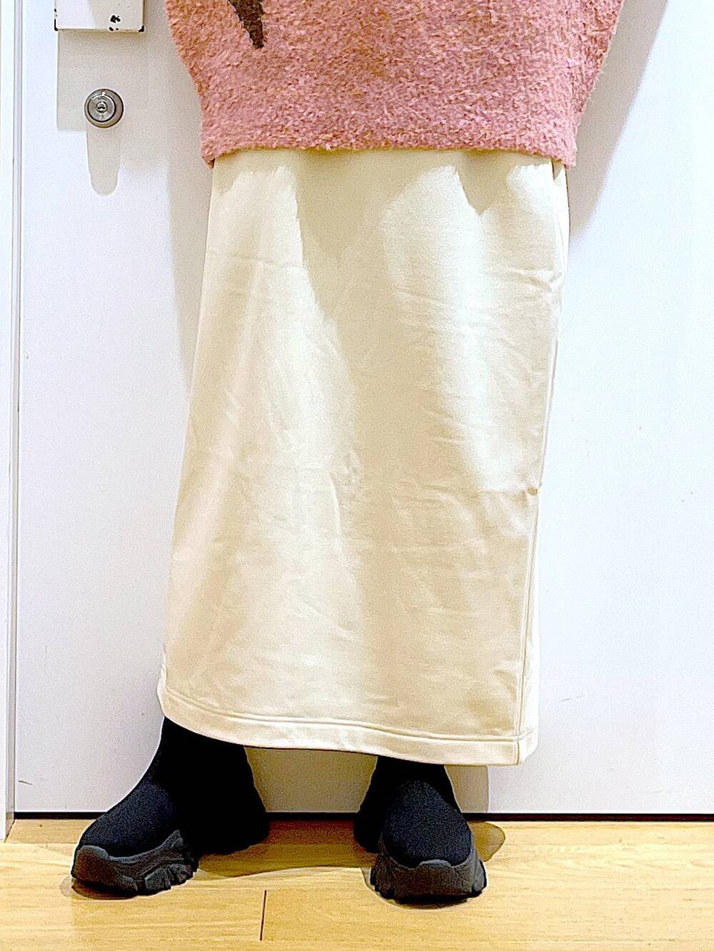 ブラック系のブーツ、その他のトートバッグ、ピンク系のニット/セーターを着用したレディースの冬コーディネートの8枚目の写真