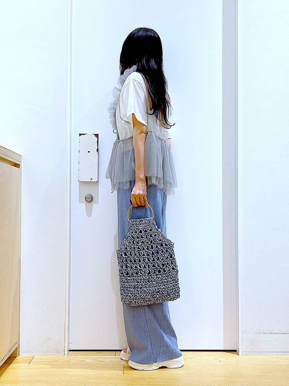 ホワイト系のサンダル、ブルー系のハンドバッグ、ブルー系のその他パンツを着用したレディースの夏コーディネートの3枚目の写真