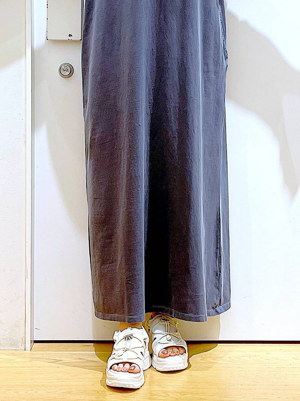 ホワイト系のサンダル、ブラウン系のトートバッグ、グレー系のワンピースを着用したレディースの夏コーディネートの8枚目の写真