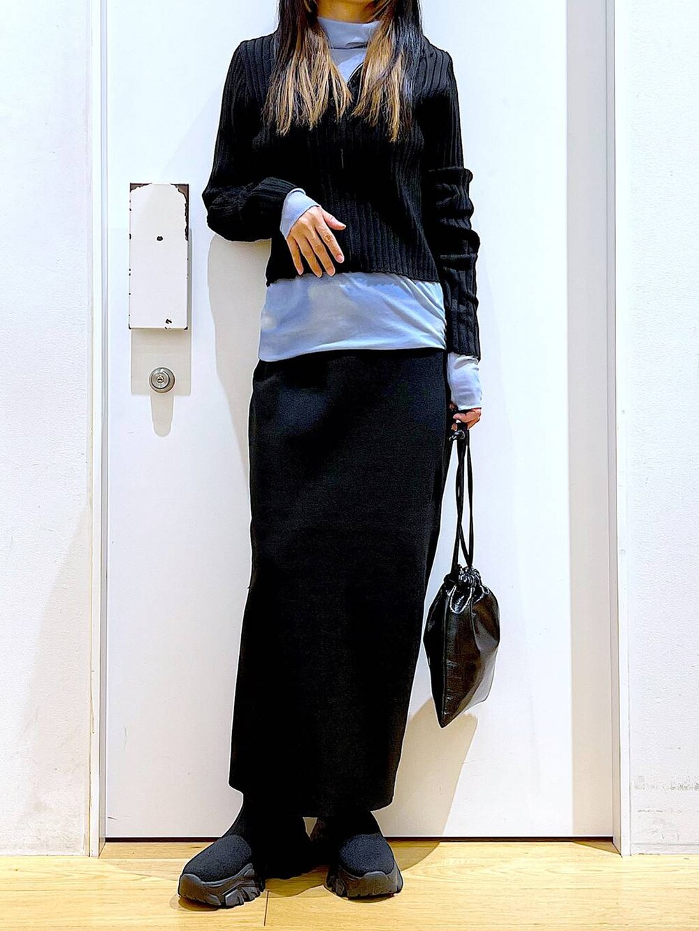 ブラック系のカーディガン/ボレロ、ブルー系のその他トップス、ブラック系のブーツを着用したレディースの冬コーディネートの6枚目の写真