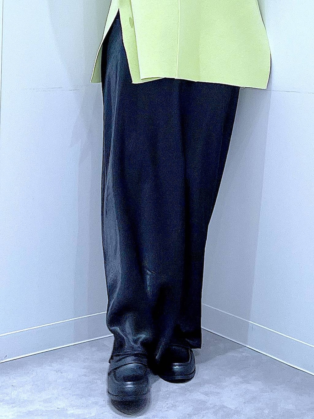 ブラック系のニット/セーター、ブラック系のスカート、ブラック系のローファーを着用したレディースの春コーディネートの8枚目の写真