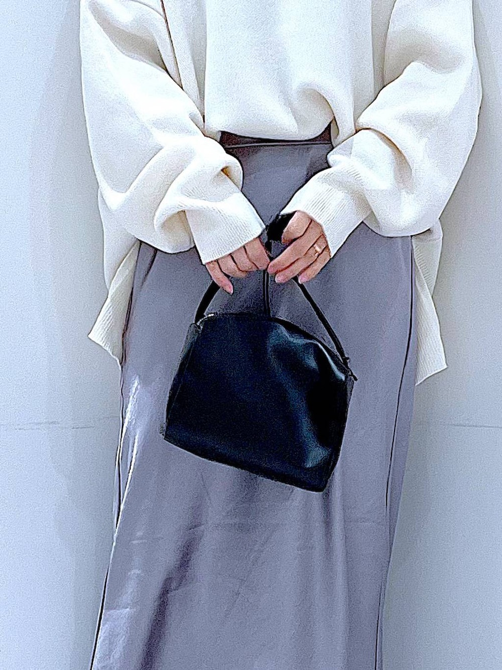 ベージュ系のニット/セーター、ブラック系のブーツ、ブラック系のショルダーバッグを着用したレディースの冬コーディネートの9枚目の写真