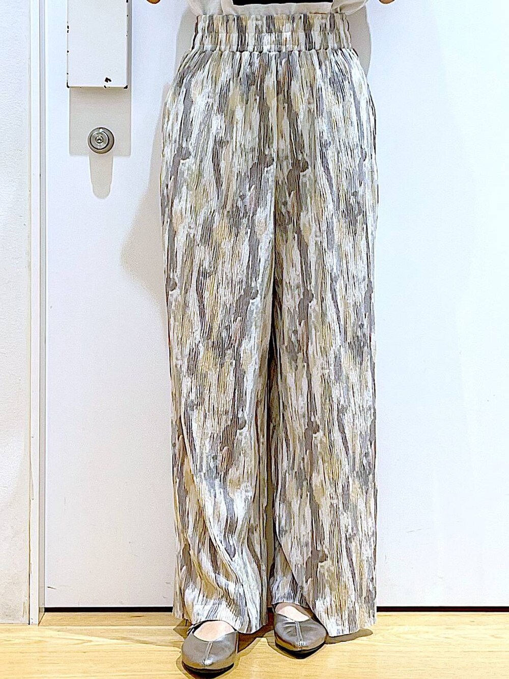 ベージュ系のその他パンツ、その他のパンプス、グレー系のショルダーバッグを着用したレディースの夏コーディネートの8枚目の写真