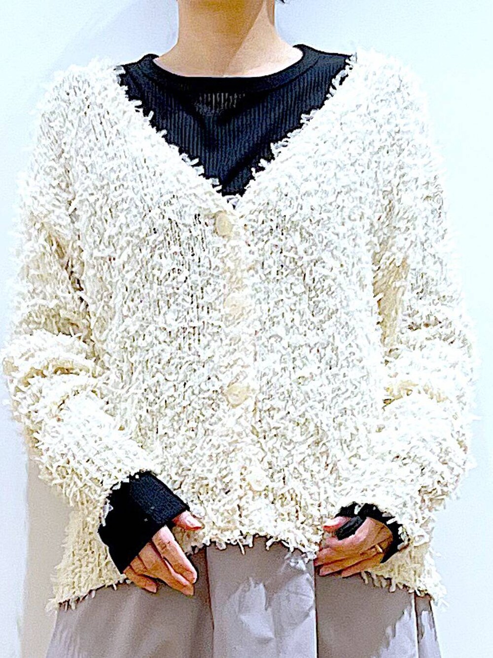 ブラック系のスニーカー、ブラック系のTシャツ/カットソー、グレー系のスカートを着用したレディースの春コーディネートの7枚目の写真