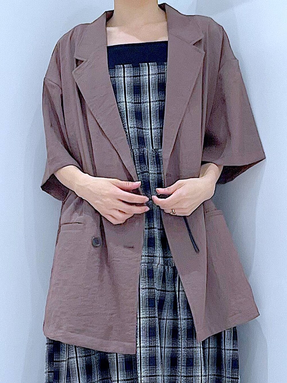 ブラック系のサンダル、シルバー系のショルダーバッグ、ブラウン系のテーラードジャケットを着用したレディースの夏コーディネートの7枚目の写真