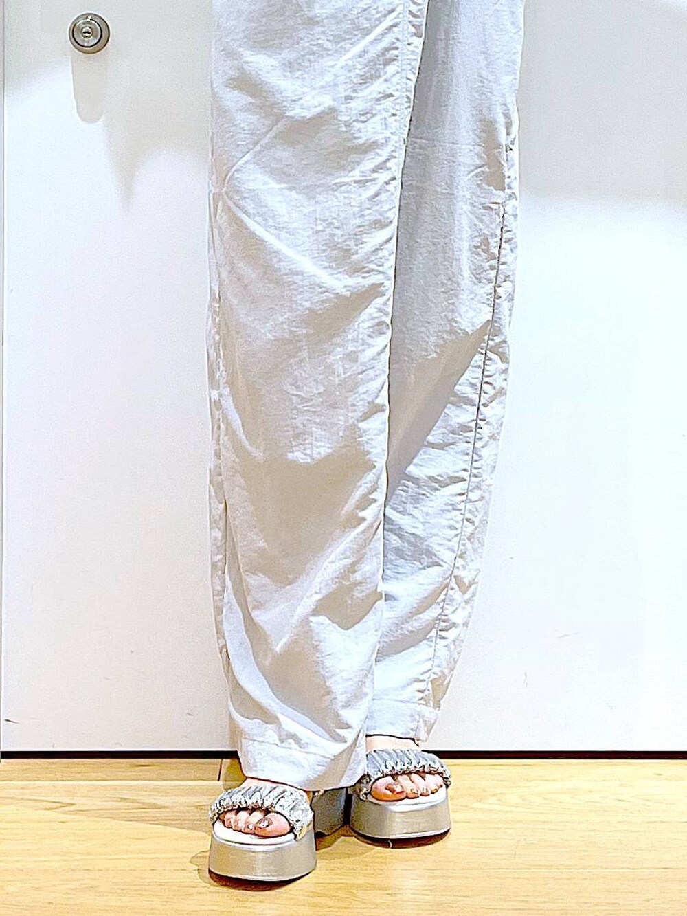 グレー系のワンピース、ホワイト系のショルダーバッグ、シルバー系のサンダルを着用したレディースの夏コーディネートの8枚目の写真