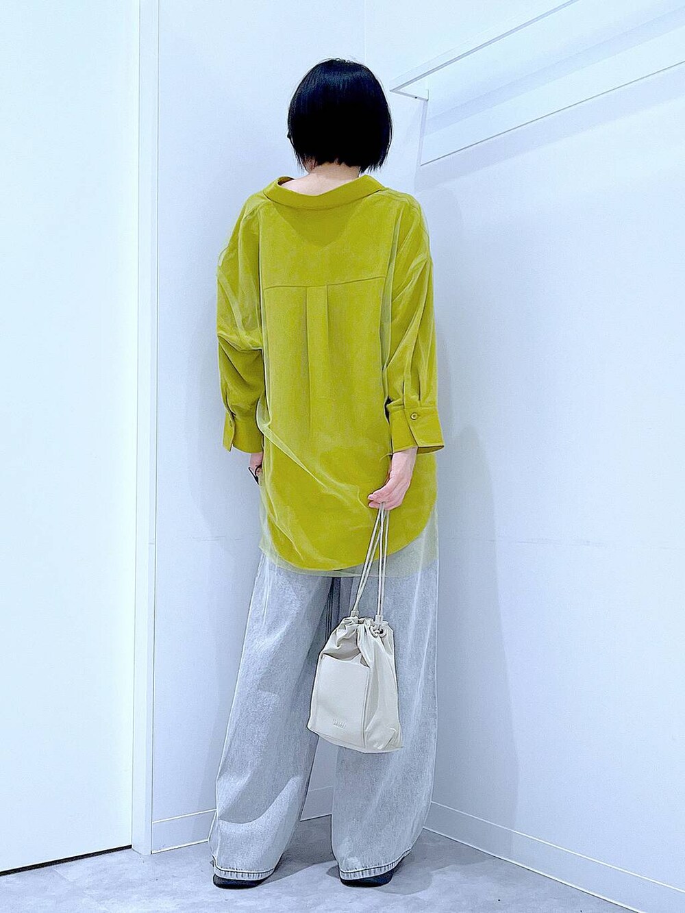 ブラック系のローファー、ベージュ系のショルダーバッグ、イエロー系のシャツ/ブラウスを着用したレディースの秋コーディネートの5枚目の写真