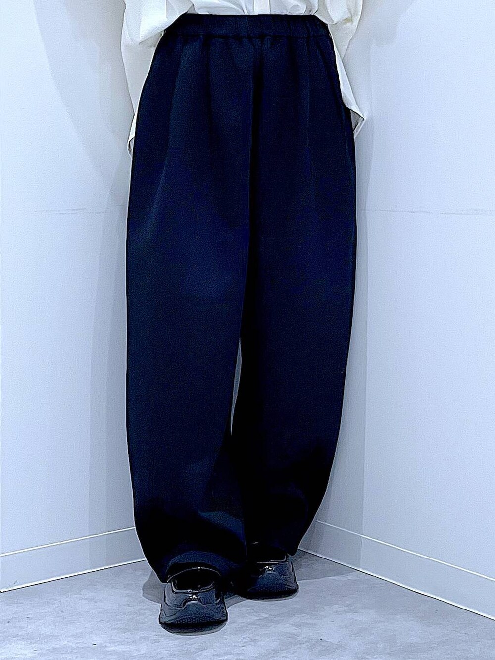 ブラック系のローファー、その他のショルダーバッグ、ブラック系のスウェットパンツを着用したレディースの秋コーディネートの8枚目の写真