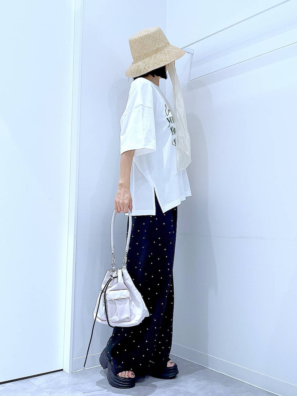 その他のその他パンツ、ブラック系のサンダル、ホワイト系のショルダーバッグを着用したレディースの夏コーディネートの4枚目の写真