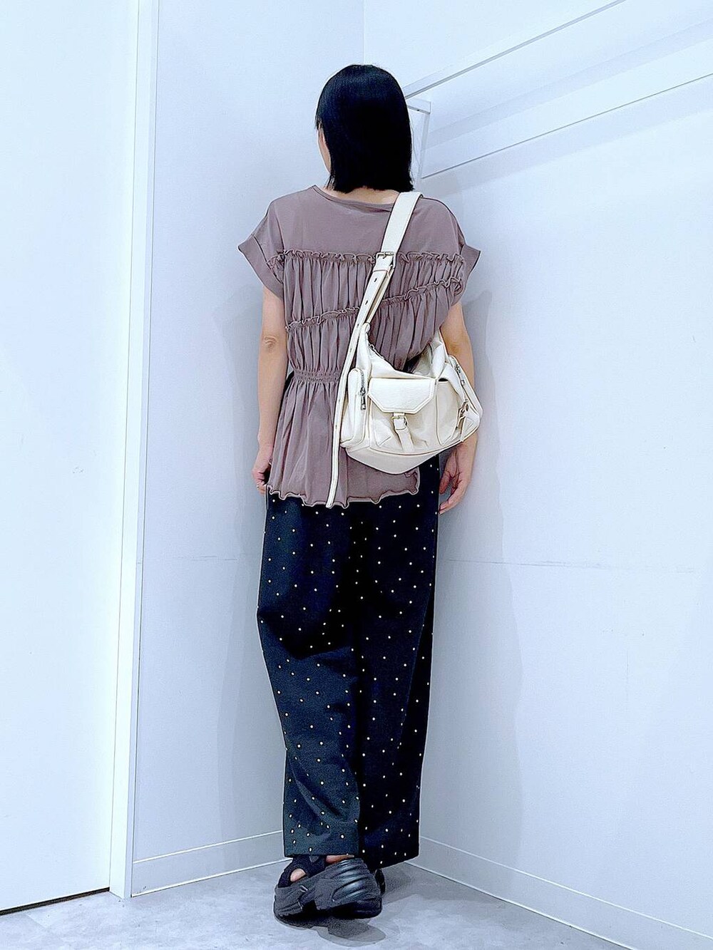 その他のその他パンツ、ホワイト系のショルダーバッグ、ブラック系のサンダルを着用したレディースの夏コーディネートの5枚目の写真