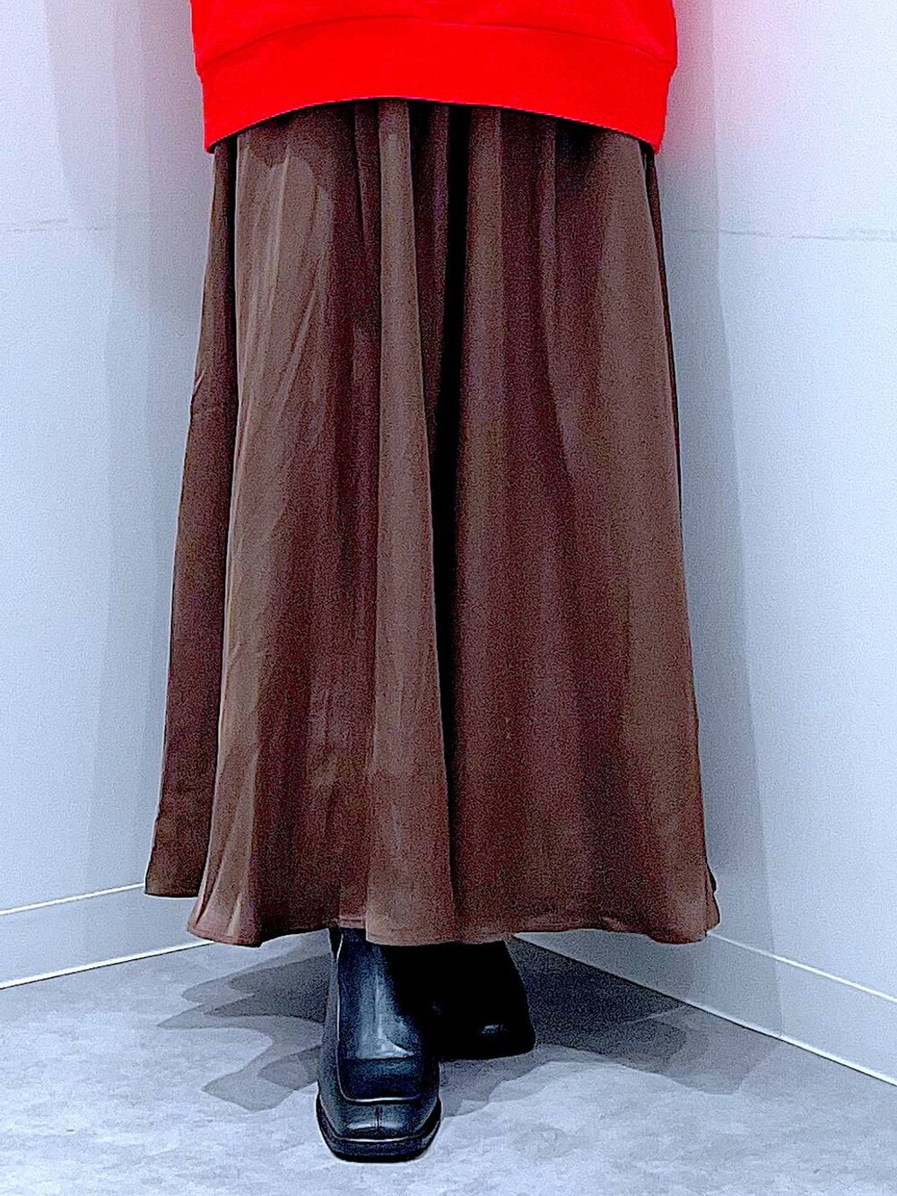 ブラック系のショルダーバッグ、ブラック系のブーツ、レッド系のスウェットを着用したレディースの秋コーディネートの8枚目の写真