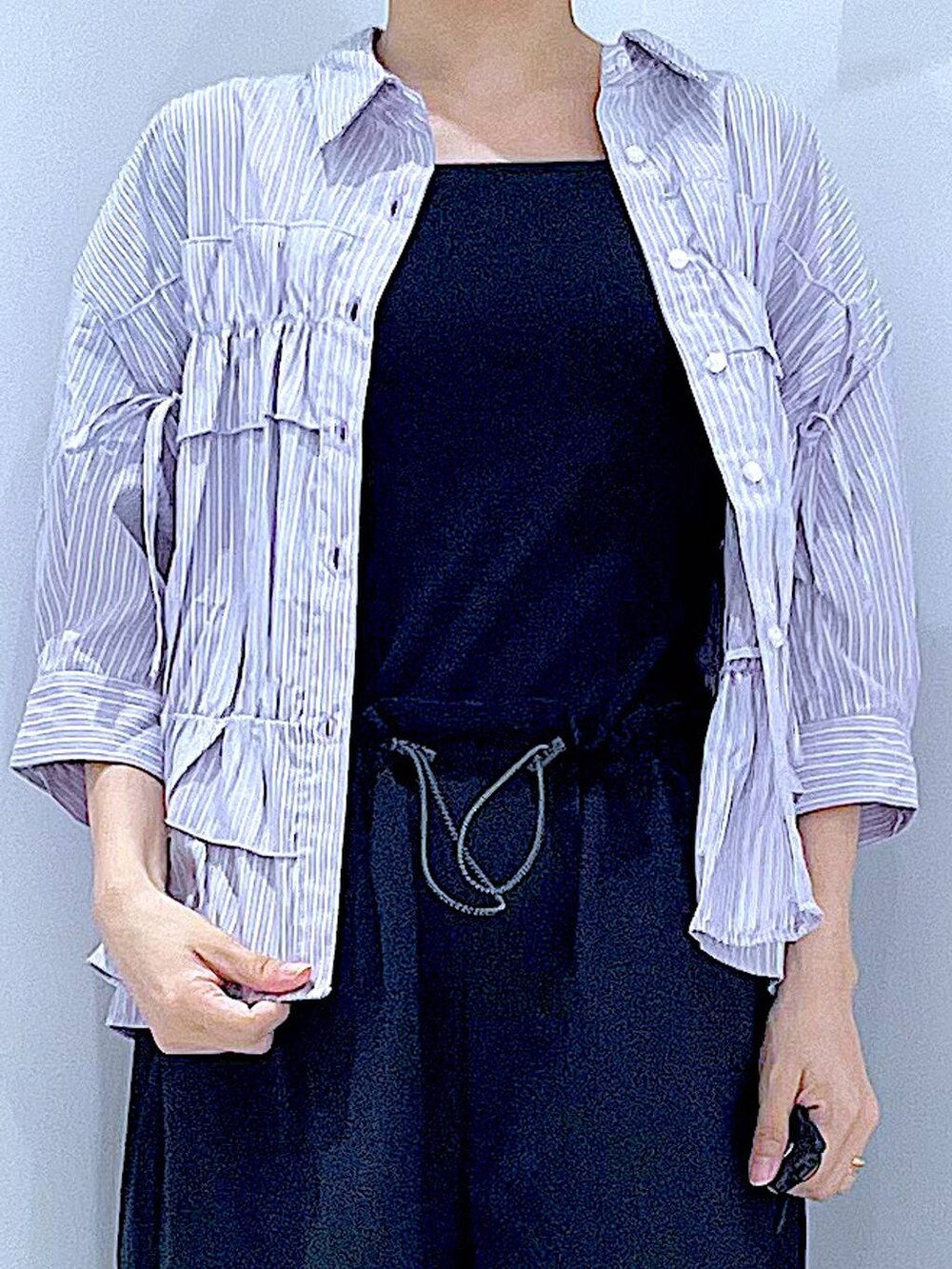 ブラック系のサンダル、ブラック系のその他パンツ、パープル系のシャツ/ブラウスを着用したレディースの夏コーディネートの7枚目の写真