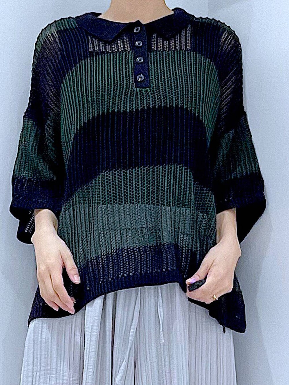 ブラック系のスニーカー、ブラック系のショルダーバッグ、グレー系のその他パンツを着用したレディースの夏コーディネートの7枚目の写真