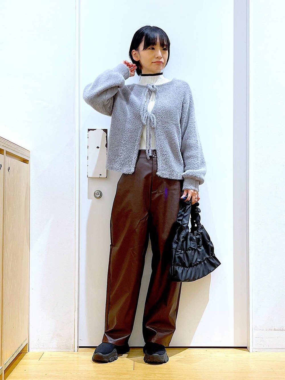 ベージュ系のニット/セーター、ブラック系のブーツ、ブラウン系のその他パンツを着用したレディースの秋コーディネートの2枚目の写真