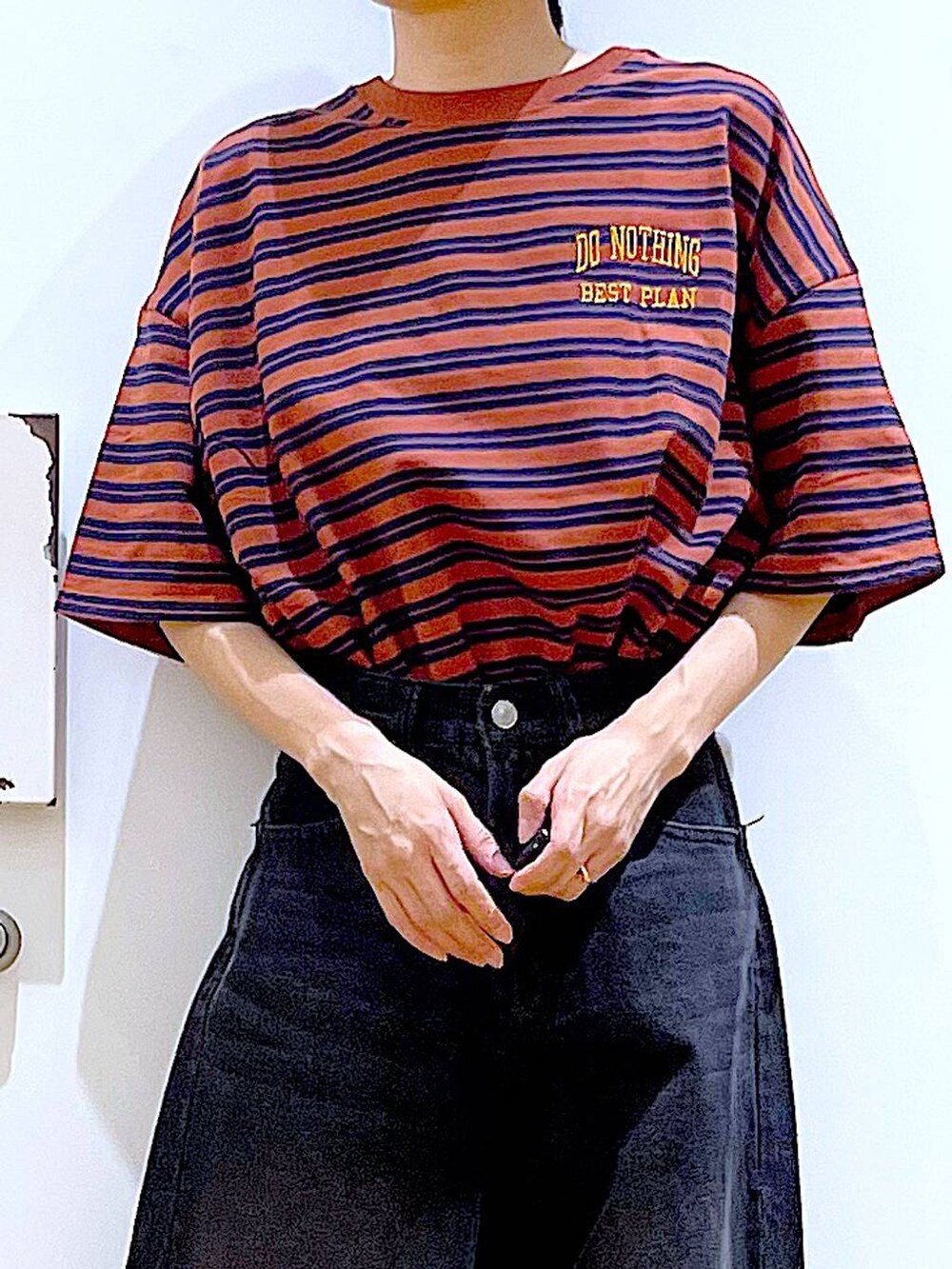 ブラック系のトートバッグ、その他のパンプス、ブラック系のデニムパンツを着用したレディースの夏コーディネートの7枚目の写真