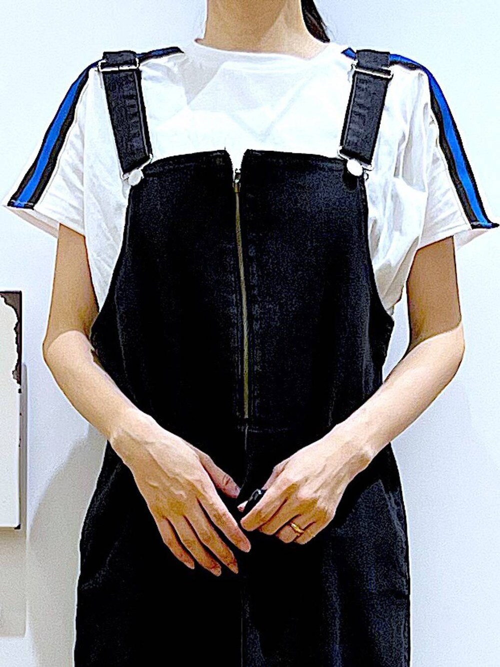 「LAKOLE、リラックス、若見え、ゆったり、休日コーデ、骨格ウェーブ、スカート、Tシャツ、カジュアルコーデ、シンプルコーデ、メガネ、夏コーデ、ショルダーバッグ、サンダル、楽ちんコーデ」｜「LAKOLEのデニムジャンスカ / 102219（ジャンパースカート、グレー系）」を使った、あおき@LAKOLE海老名さん（レディース・156cm）の夏コーディネートの7枚目の写真