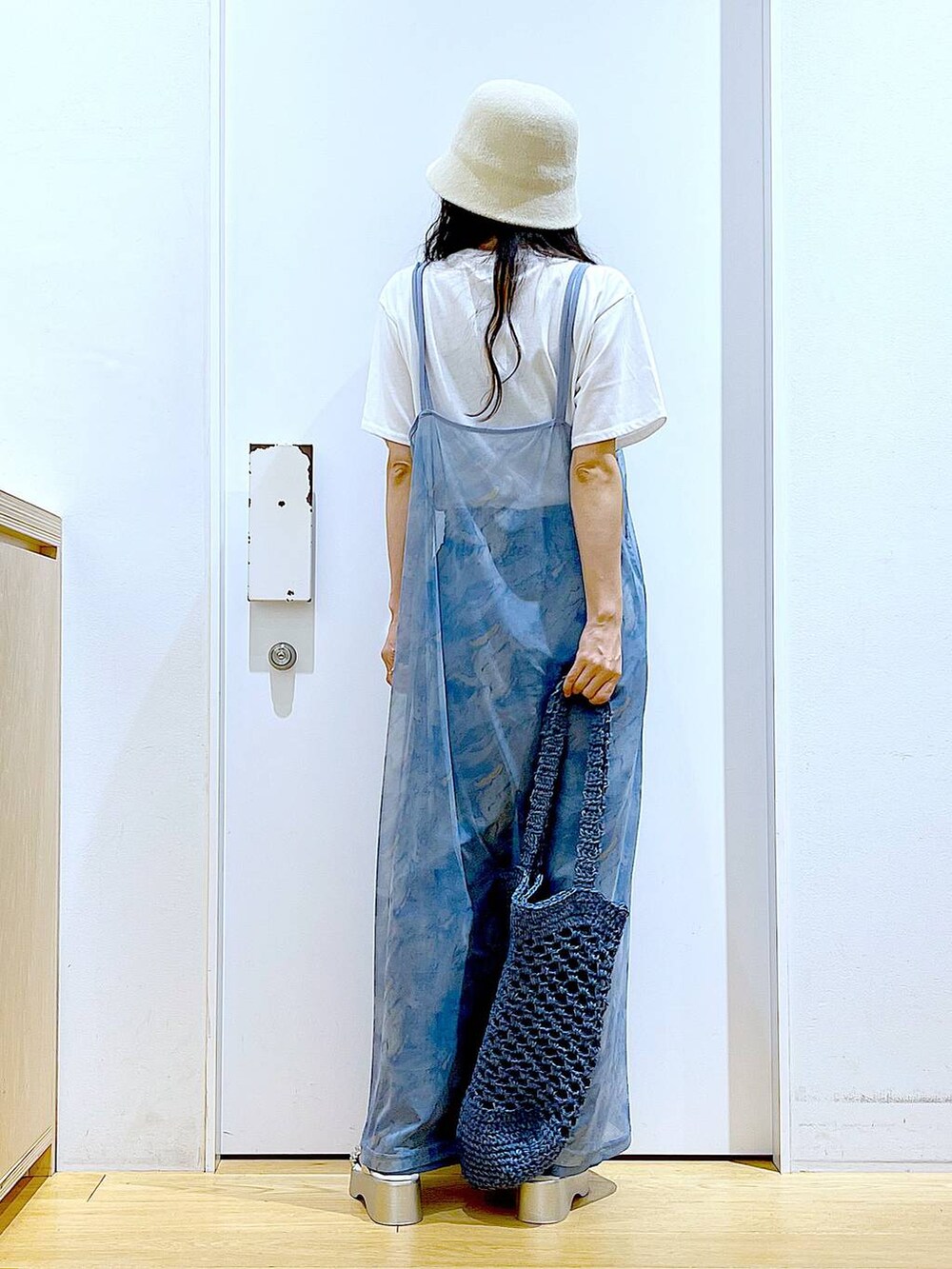 シルバー系のサンダル、ブルー系のワンピース、ブルー系のトートバッグを着用したレディースの夏コーディネートの5枚目の写真