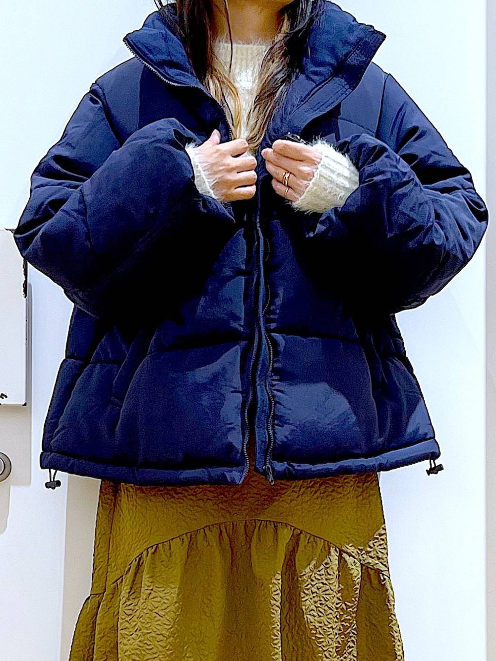 「リラックス、若見え、ゆったり、休日コーデ、骨格ウェーブ、LAKOLE、アウター、冬コーデ、ニット、スカート、カジュアル、楽ちんコーデ、ショルダーバッグ、ブーツ、旅行」｜「LAKOLEのギャザー2WAYショルダーバッグ / 962999（ショルダーバッグ、ブラック系）」を使った、あおき@LAKOLE海老名さん（レディース・156cm）の冬コーディネートの7枚目の写真