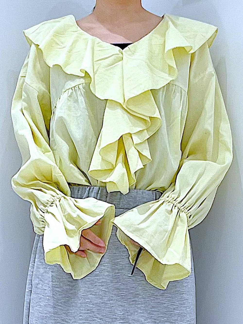 グレー系のスカート、ベージュ系のローファー、ブラウン系のショルダーバッグを着用したレディースの冬コーディネートの7枚目の写真