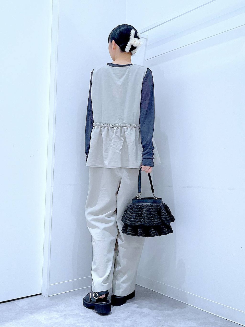 グレー系のTシャツ/カットソー、ブラック系のサンダル、ブラック系のショルダーバッグを着用したレディースの春コーディネートの5枚目の写真