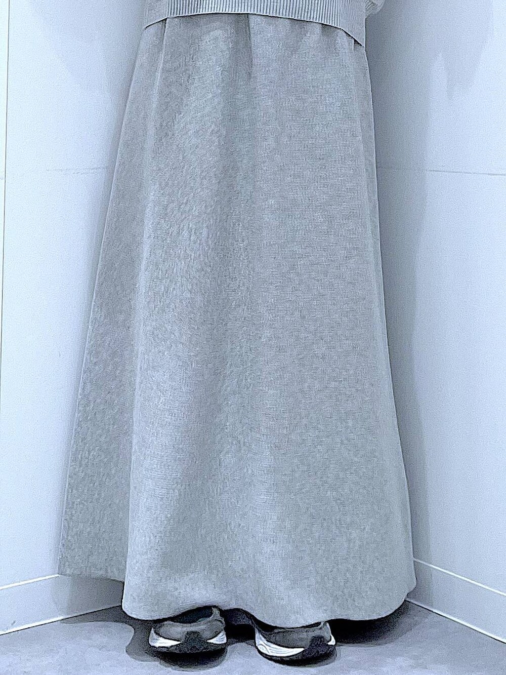 ブラック系のTシャツ/カットソー、グレー系のスカート、ホワイト系のショルダーバッグを着用したレディースの春コーディネートの8枚目の写真