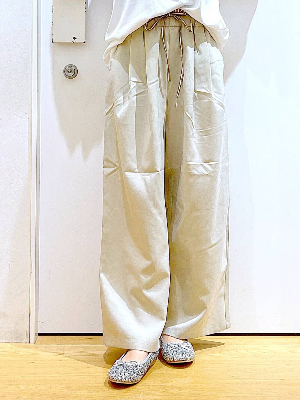 シルバー系のパンプス、イエロー系のショルダーバッグ、ベージュ系のその他パンツを着用したレディースの秋コーディネートの8枚目の写真