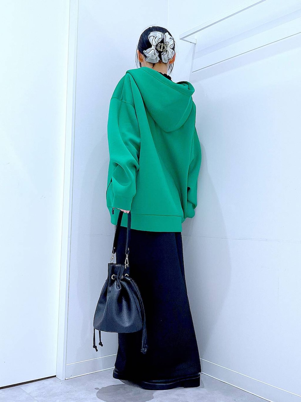 ブラック系のスカート、ブラック系のサンダル、ブラック系のショルダーバッグを着用したレディースの冬コーディネートの3枚目の写真