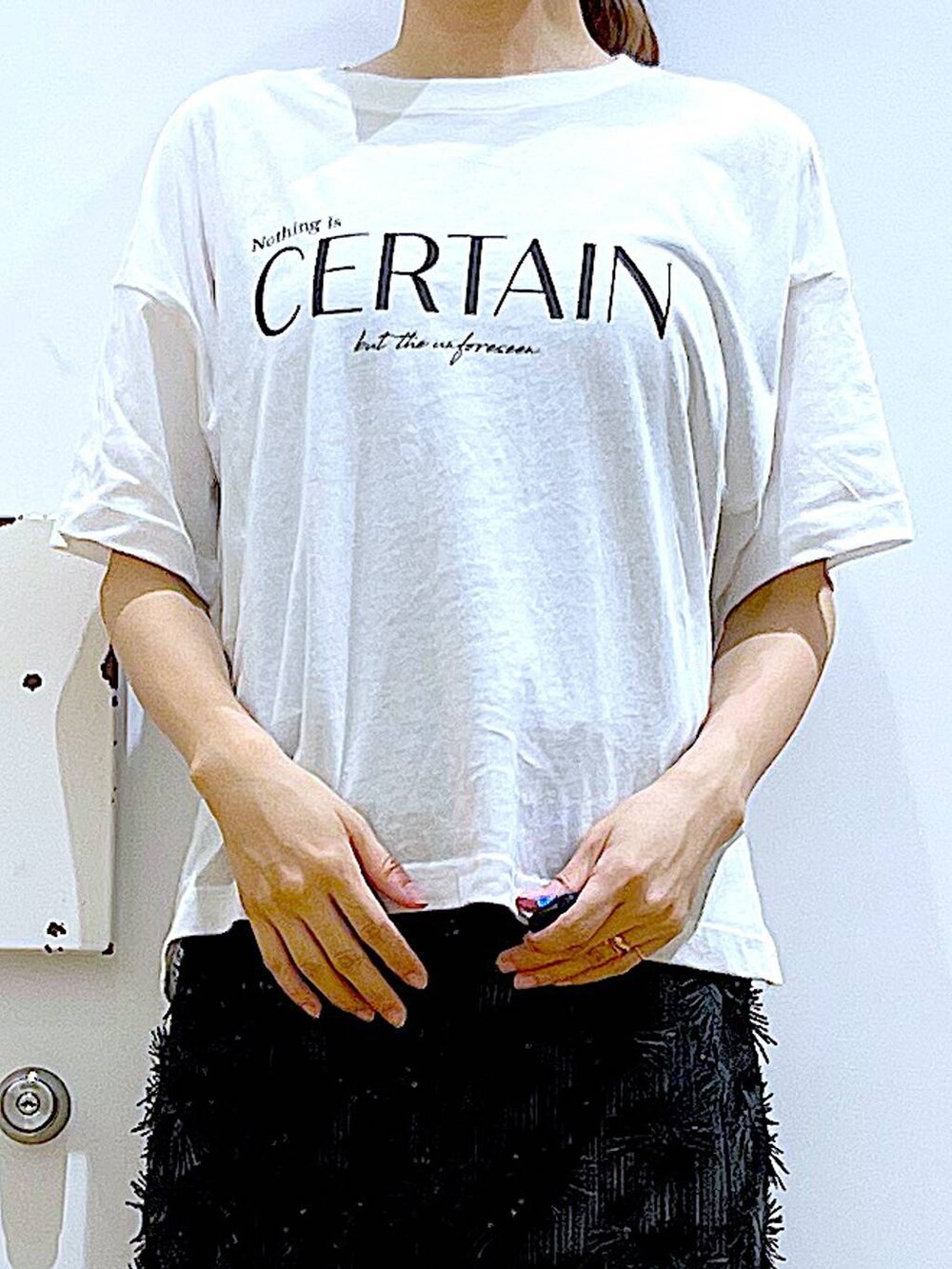 ブラック系のサンダル、ブラック系のショルダーバッグ、ブラック系のスカートを着用したレディースの秋コーディネートの7枚目の写真