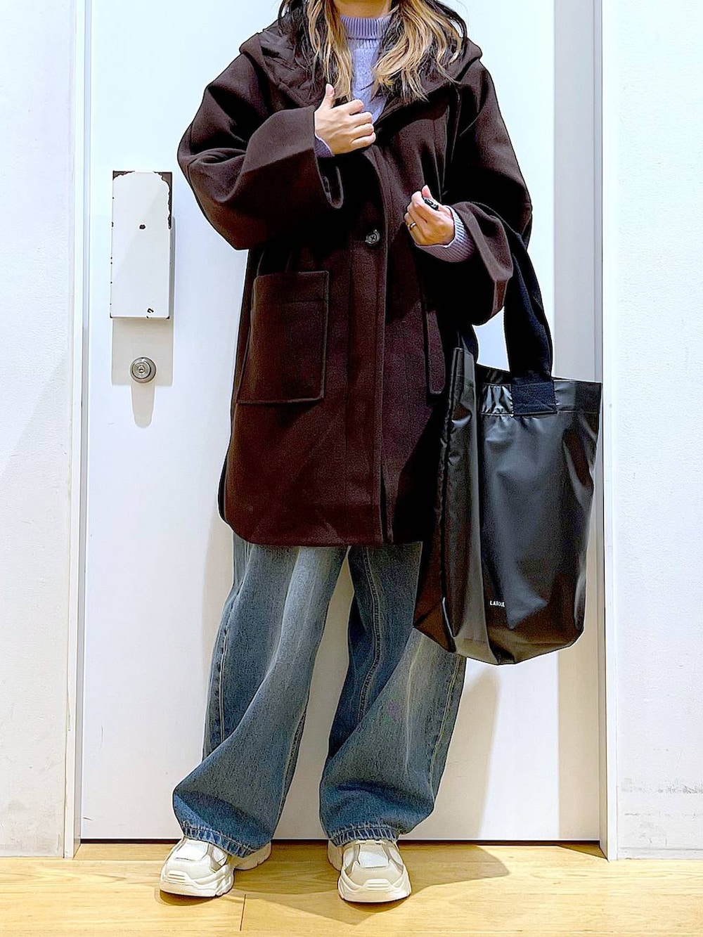 ブラウン系のその他アウター、ベージュ系のスニーカー、ブルー系のデニムパンツを着用したレディースの冬コーディネートの6枚目の写真