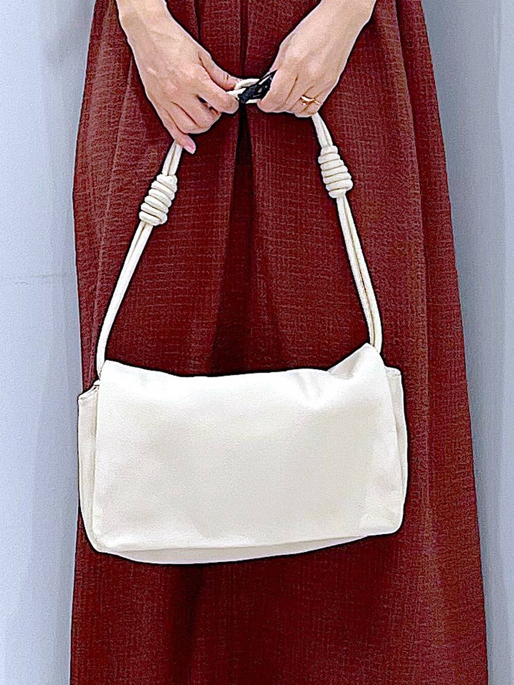 ブラック系のサンダル、ホワイト系のショルダーバッグ、ブラウン系のワンピースを着用したレディースの夏コーディネートの9枚目の写真