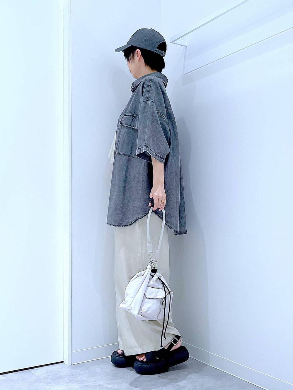 ブラック系のサンダル、グレー系のショルダーバッグ、ブラック系のシャツ/ブラウスを着用したレディースの夏コーディネートの3枚目の写真