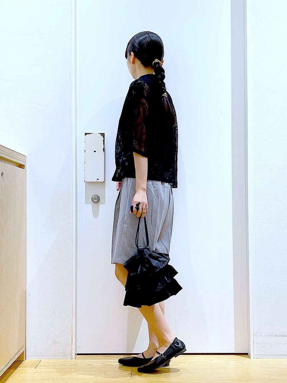 ブラック系のショルダーバッグ、ブラック系のパンプス、グレー系のその他パンツを着用したレディースの夏コーディネートの3枚目の写真