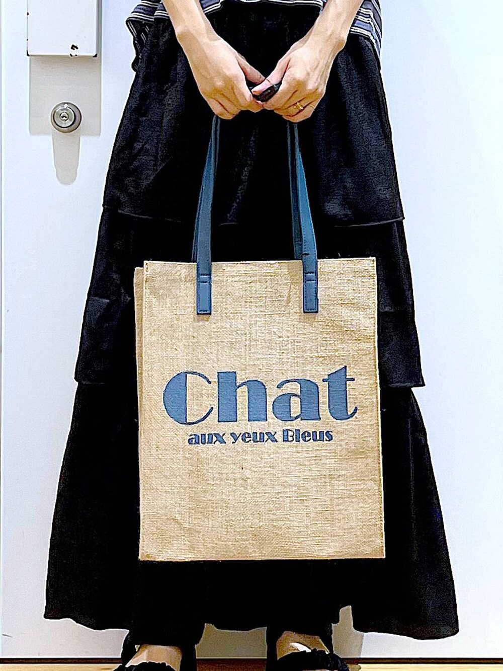 ブラック系のサンダル、グレー系のTシャツ/カットソー、ブルー系のトートバッグを着用したレディースの夏コーディネートの9枚目の写真