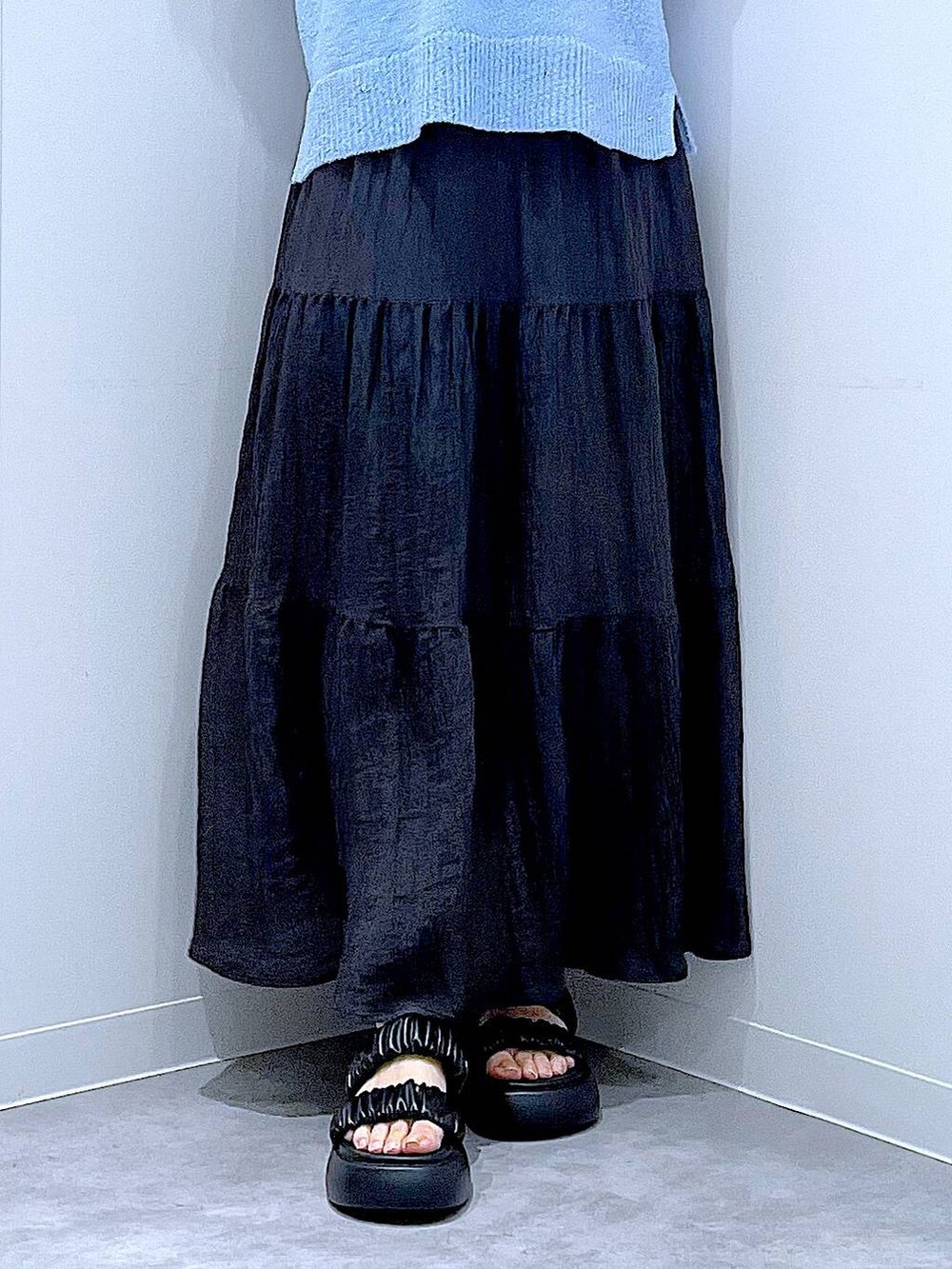 ベージュ系のショルダーバッグ、ブラック系のサンダル、ブルー系のベストを着用したレディースの夏コーディネートの8枚目の写真