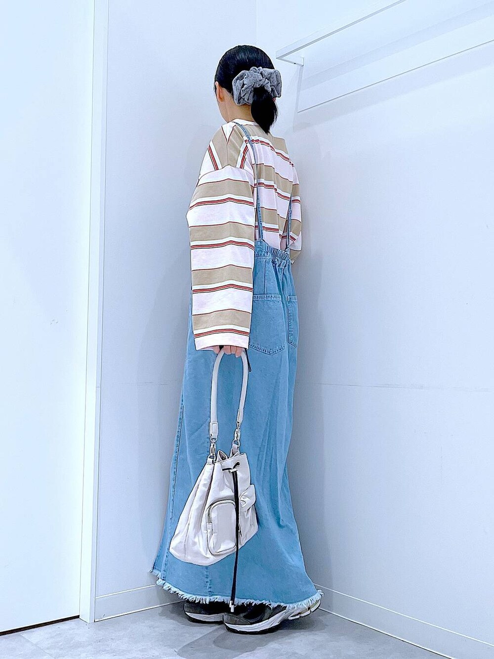 ホワイト系のショルダーバッグ、ピンク系のTシャツ/カットソー、グレー系のシュシュを着用したレディースの春コーディネートの3枚目の写真