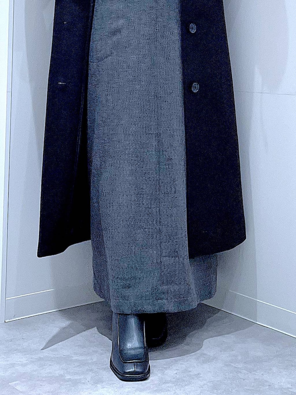 ブラック系のその他アウター、ブラック系のブーツ、ブラック系のニット/セーターを着用したレディースの冬コーディネートの8枚目の写真